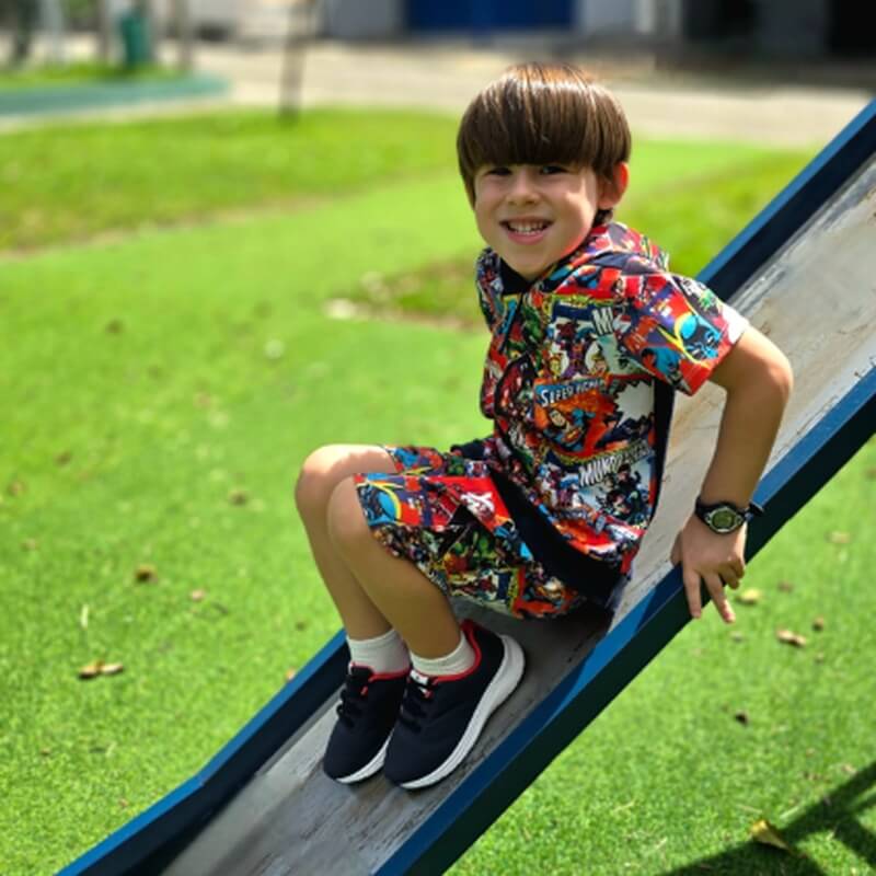 Menino usando tênis infantil Ortopé em área recreativa