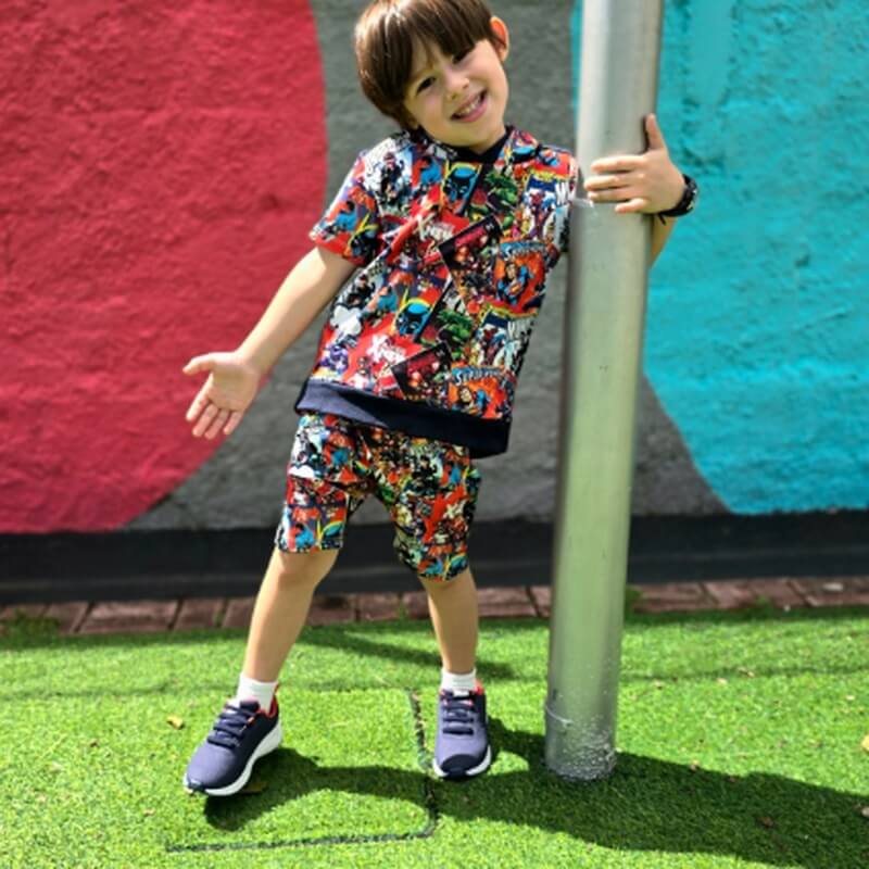 Menino sentado usando tênis infantil Ortopé azul-marinho