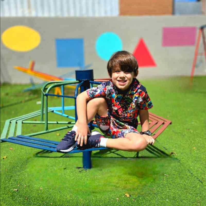 Menino brincando ao ar livre com tênis infantil Ortopé