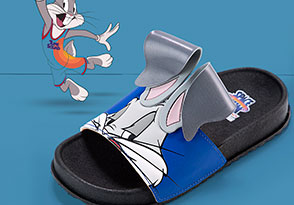 Slide infantil do Space Jam com estampa do Pernalonga