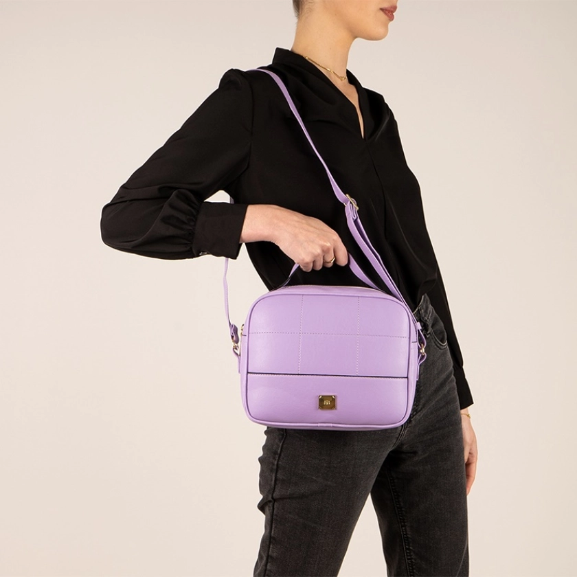 Bolsa Feminina Rafitthy Alça Dupla Lilás: Estilo e praticidade com duas alças versáteis, design elegante na cor lilás, fecho seguro em zíper e um bolso interno para organização dos itens essenciais.