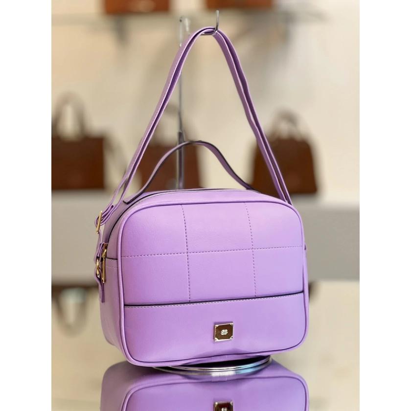 Bolsa Feminina Rafitthy Alça Dupla Lilás: Estilo e praticidade com duas alças versáteis, design elegante na cor lilás, fecho seguro em zíper e um bolso interno para organização dos itens essenciais.