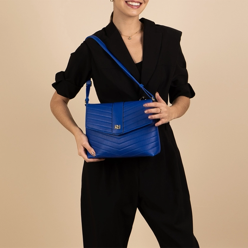 Conheça a Bolsa Feminina Rafitthy Klein Azul Escuro: Com uma única alça, fecho com botão imã e zíper, oferece elegância e segurança em um tom sofisticado de azul escuro.