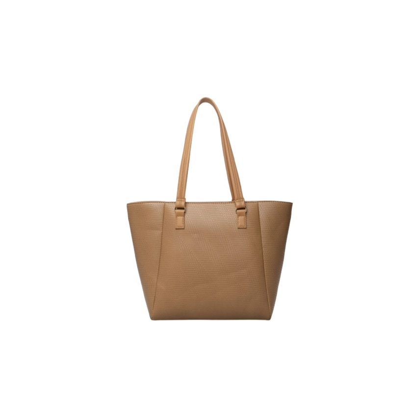 Na imagem temos uma linda Bolsa Feminina Rafitthy Tote Bag, a famosa bolsa sacola, ideal para quem busca praticidade e estilo. Confeccionada em material sintético de alta qualidade, ela possui textura discreta e um elegante tom Banoffee Creme, que confere um visual suave e sofisticado. Com alças longas e confortáveis para usar no ombro, essa bolsa oferece medidas de 26x32x12 cm, garantindo um amplo espaço interno para carregar todos os itens essenciais do dia a dia. Além disso, conta com bolso interno para maior organização. Os detalhes dourados, como o logotipo e o chaveiro decorativo, completam o design sofisticado e funcional.