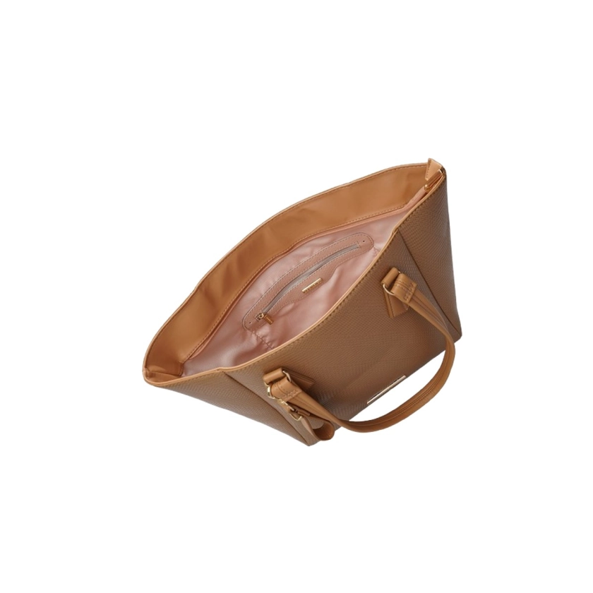Na imagem temos uma linda Bolsa Feminina Rafitthy Tote Bag, a famosa bolsa sacola, ideal para quem busca praticidade e estilo. Confeccionada em material sintético de alta qualidade, ela possui textura discreta e um elegante tom Banoffee Creme, que confere um visual suave e sofisticado. Com alças longas e confortáveis para usar no ombro, essa bolsa oferece medidas de 26x32x12 cm, garantindo um amplo espaço interno para carregar todos os itens essenciais do dia a dia. Além disso, conta com bolso interno para maior organização. Os detalhes dourados, como o logotipo e o chaveiro decorativo, completam o design sofisticado e funcional.