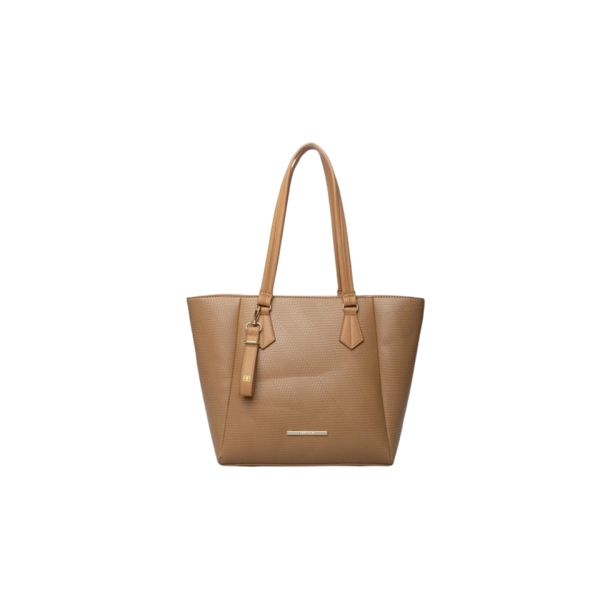 Na imagem temos uma linda Bolsa Feminina Rafitthy Tote Bag, a famosa bolsa sacola, ideal para quem busca praticidade e estilo. Confeccionada em material sintético de alta qualidade, ela possui textura discreta e um elegante tom Banoffee Creme, que confere um visual suave e sofisticado. Com alças longas e confortáveis para usar no ombro, essa bolsa oferece medidas de 26x32x12 cm, garantindo um amplo espaço interno para carregar todos os itens essenciais do dia a dia. Além disso, conta com bolso interno para maior organização. Os detalhes dourados, como o logotipo e o chaveiro decorativo, completam o design sofisticado e funcional.