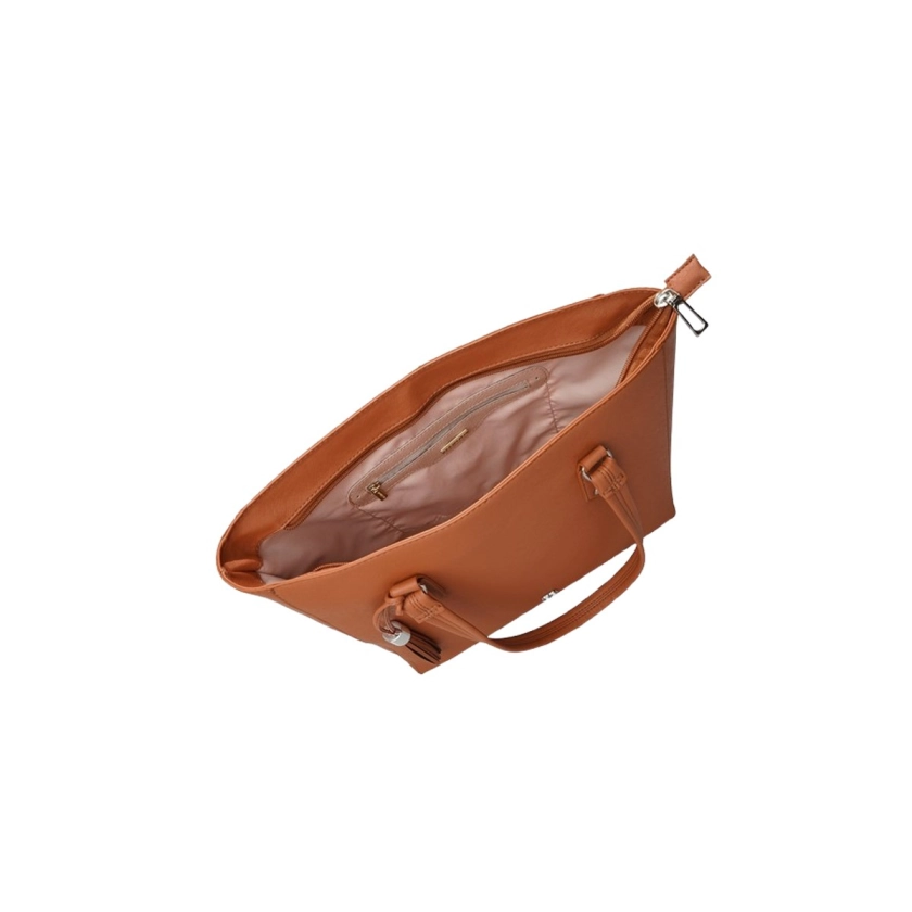 Na imagem temos a Bolsa Feminina Rafitthy Tote Bag Croco Caramelo, um acessório que combina sofisticação e praticidade. Confeccionada em material sintético de alta qualidade, possui textura em croco que imita a pele de jacaré, oferecendo um visual moderno e luxuoso. Com alças longas para usar no ombro, logotipo metálico prateado e um charm pendente em forma de tassel, ela agrega estilo e elegância ao seu look. Suas medidas de 36x32x11,5 cm garantem amplo espaço interno, incluindo bolso interno para organização. Versátil e sofisticada, é a escolha ideal para qualquer ocasião.