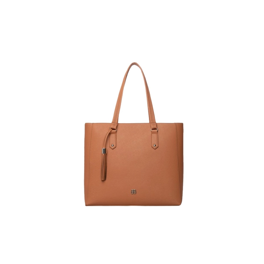 Na imagem temos a Bolsa Feminina Rafitthy Tote Bag Croco Caramelo, um acessório que combina sofisticação e praticidade. Confeccionada em material sintético de alta qualidade, possui textura em croco que imita a pele de jacaré, oferecendo um visual moderno e luxuoso. Com alças longas para usar no ombro, logotipo metálico prateado e um charm pendente em forma de tassel, ela agrega estilo e elegância ao seu look. Suas medidas de 36x32x11,5 cm garantem amplo espaço interno, incluindo bolso interno para organização. Versátil e sofisticada, é a escolha ideal para qualquer ocasião.