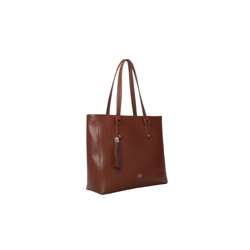 Na imagem temos a Bolsa Feminina Rafitthy Tote Bag Croco Marrom Milano, um acessório que combina sofisticação e praticidade. Confeccionada em material sintético de alta qualidade, possui textura em croco que imita a pele de jacaré, oferecendo um visual moderno e luxuoso. Com alças longas para usar no ombro, logotipo metálico prateado e um charm pendente em forma de tassel, ela agrega estilo e elegância ao seu look. Suas medidas de 36x32x11,5 cm garantem amplo espaço interno, incluindo bolso interno para organização. Versátil e sofisticada, é a escolha ideal para qualquer ocasião.