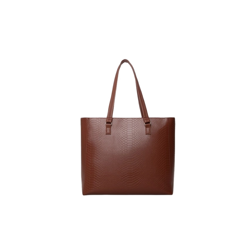 Na imagem temos a Bolsa Feminina Rafitthy Tote Bag Croco Marrom Milano, um acessório que combina sofisticação e praticidade. Confeccionada em material sintético de alta qualidade, possui textura em croco que imita a pele de jacaré, oferecendo um visual moderno e luxuoso. Com alças longas para usar no ombro, logotipo metálico prateado e um charm pendente em forma de tassel, ela agrega estilo e elegância ao seu look. Suas medidas de 36x32x11,5 cm garantem amplo espaço interno, incluindo bolso interno para organização. Versátil e sofisticada, é a escolha ideal para qualquer ocasião.