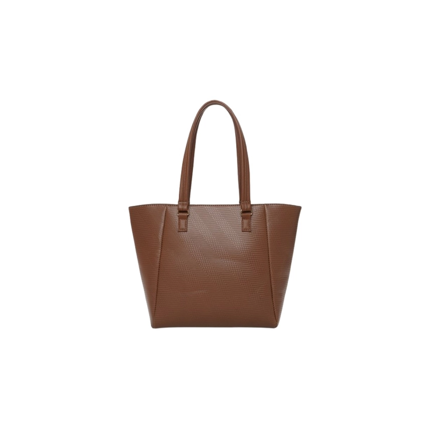Na imagem temos uma linda Bolsa Feminina Rafitthy Tote Bag, a famosa bolsa sacola, ideal para quem busca praticidade e estilo. Confeccionada em material sintético de alta qualidade, ela possui textura discreta e um elegante tom marrom. Com alças longas e confortáveis para usar no ombro, essa bolsa oferece medidas de 26x32x12 cm, garantindo um amplo espaço interno para carregar todos os itens essenciais do dia a dia. Além disso, conta com bolso interno para maior organização. Os detalhes dourados, como o logotipo e o chaveiro decorativo, completam o design sofisticado e funcional.