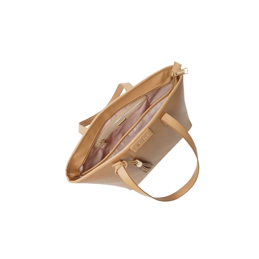 A Bolsa Feminina Rafitthy Tote Estampa Banoffee Creme traz um toque suave e sofisticado ao seu visual. Com medidas de 32x30x22 cm e material sintético de alta qualidade, oferece um espaço interno amplo e alças confortáveis para o dia a dia. A estampa em tons de banoffee creme é ideal para quem busca elegância com praticidade.