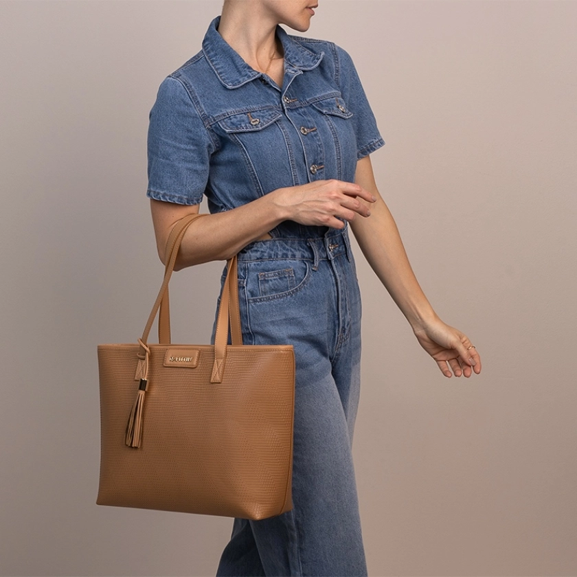 A Bolsa Feminina Rafitthy Tote Estampa Banoffee Creme traz um toque suave e sofisticado ao seu visual. Com medidas de 32x30x22 cm e material sintético de alta qualidade, oferece um espaço interno amplo e alças confortáveis para o dia a dia. A estampa em tons de banoffee creme é ideal para quem busca elegância com praticidade.