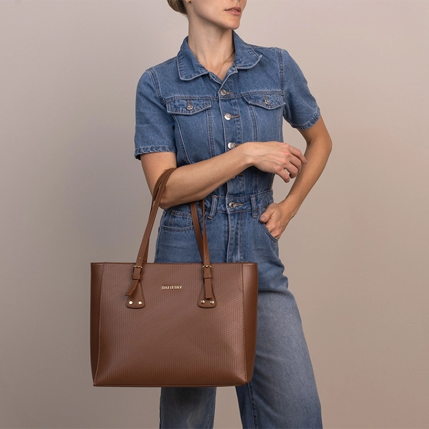 Na foto, temos uma linda Bolsa Tote Feminina Rafitthy Trama Café, com textura elegante e bolsos internos e externos para organização. Suas medidas (32x27x13 cm) e o material sintético leve com forro em poliéster tornam-na perfeita para o dia a dia.