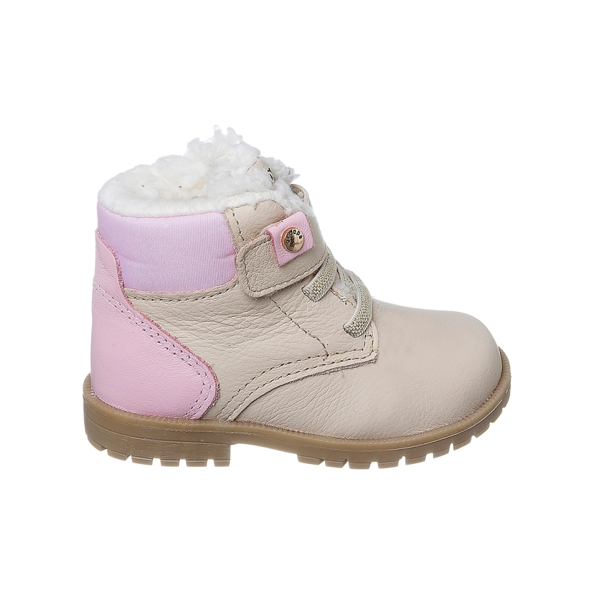 Na imagem temos um lindo coturno infantil feminino Ortopé feito em couro com forro quentinho em lã nas cores nude e rosa.
