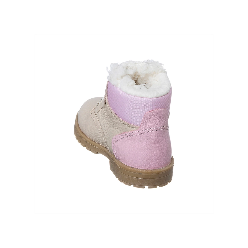 Na imagem temos um lindo coturno infantil feminino Ortopé feito em couro com forro quentinho em lã nas cores nude e rosa.