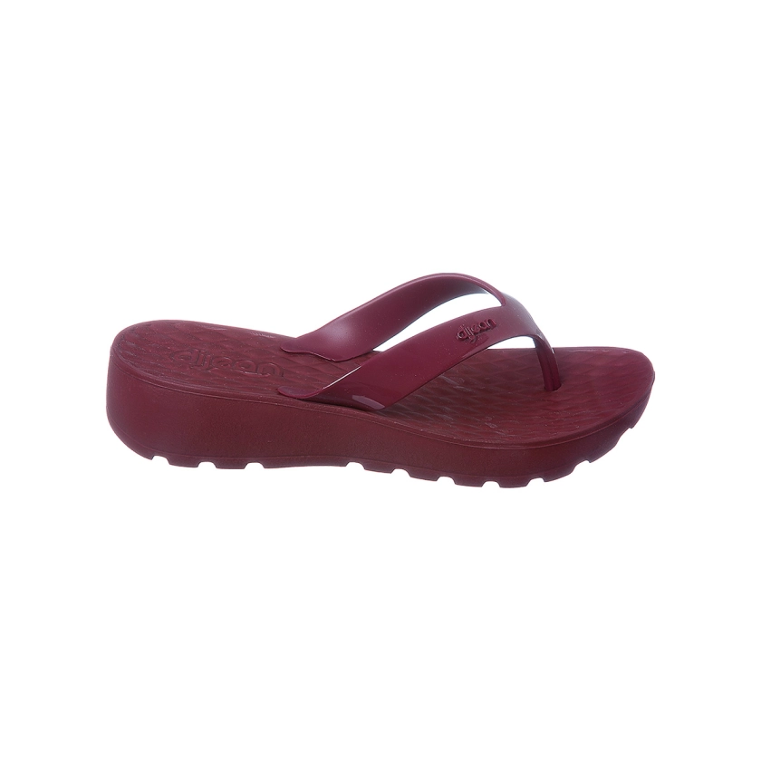 Na imagem temos um chinelo dijean feminino bordo com salto de aproximadamente 4 cm. Conforto e estilo para os pés.