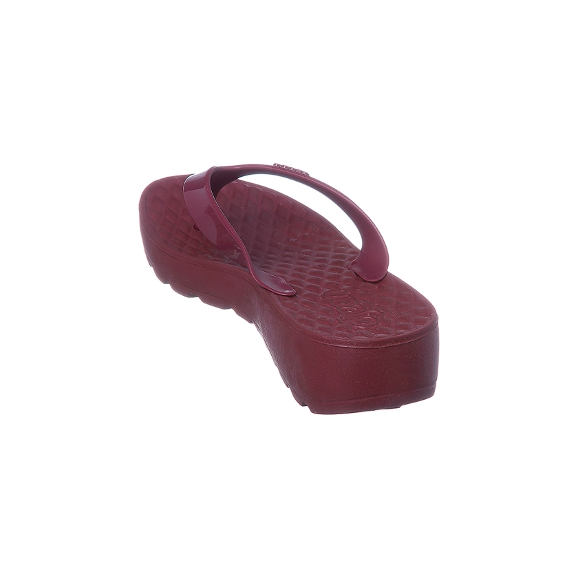 Na imagem temos um chinelo dijean feminino bordo com salto de aproximadamente 4 cm. Conforto e estilo para os pés.