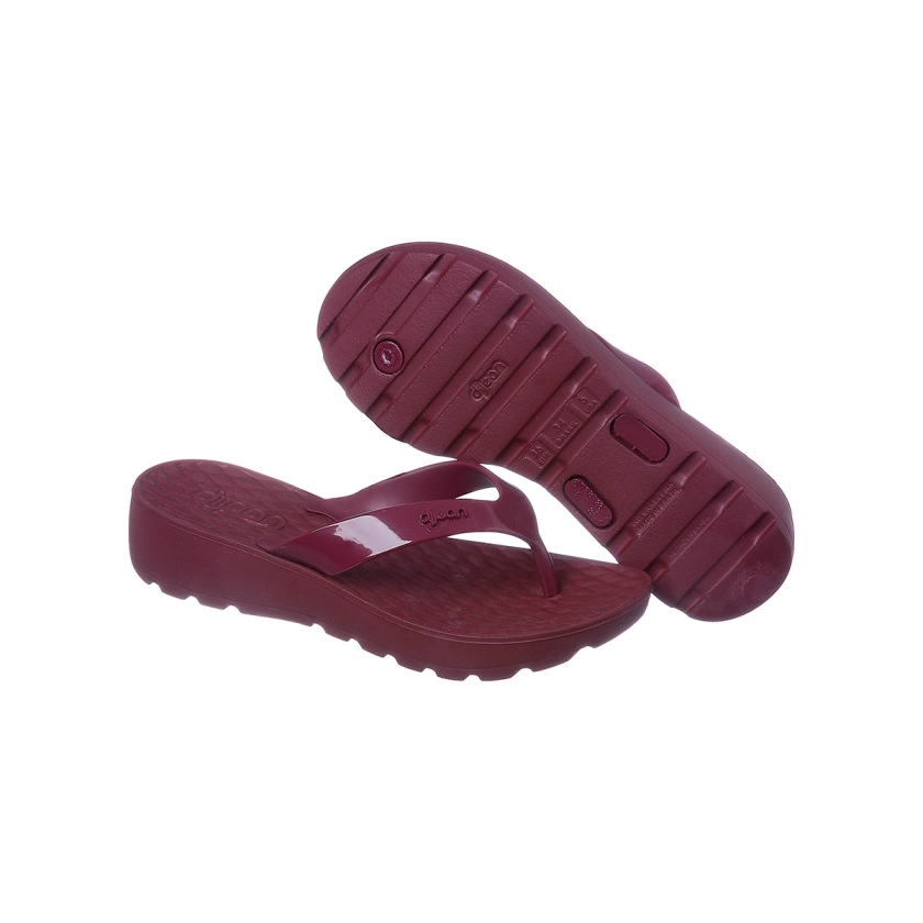 Na imagem temos um chinelo dijean feminino bordo com salto de aproximadamente 4 cm. Conforto e estilo para os pés.