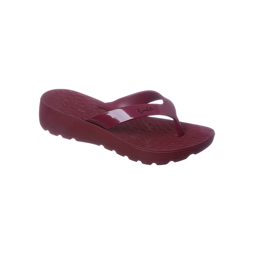 Na imagem temos um chinelo dijean feminino bordo com salto de aproximadamente 4 cm. Conforto e estilo para os pés.