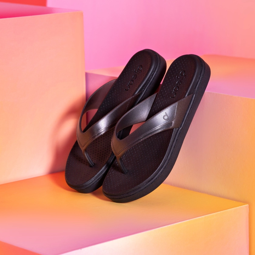 Na imagem temos um lindo chinelo de dedo feminino Dijean na cor onix, com solado macio e confortável. Estilo e conforto para os pés!