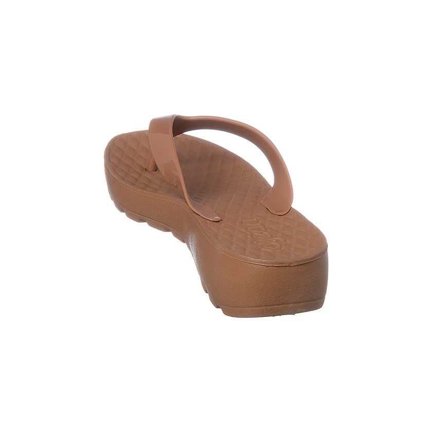 Na imagem temos um chinelo dijean feminino marrom com salto de aproximadamente 4 cm. Conforto e estilo para os pés.