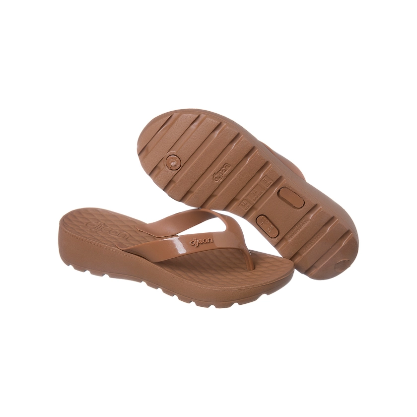 Na imagem temos um chinelo dijean feminino marrom com salto de aproximadamente 4 cm. Conforto e estilo para os pés.