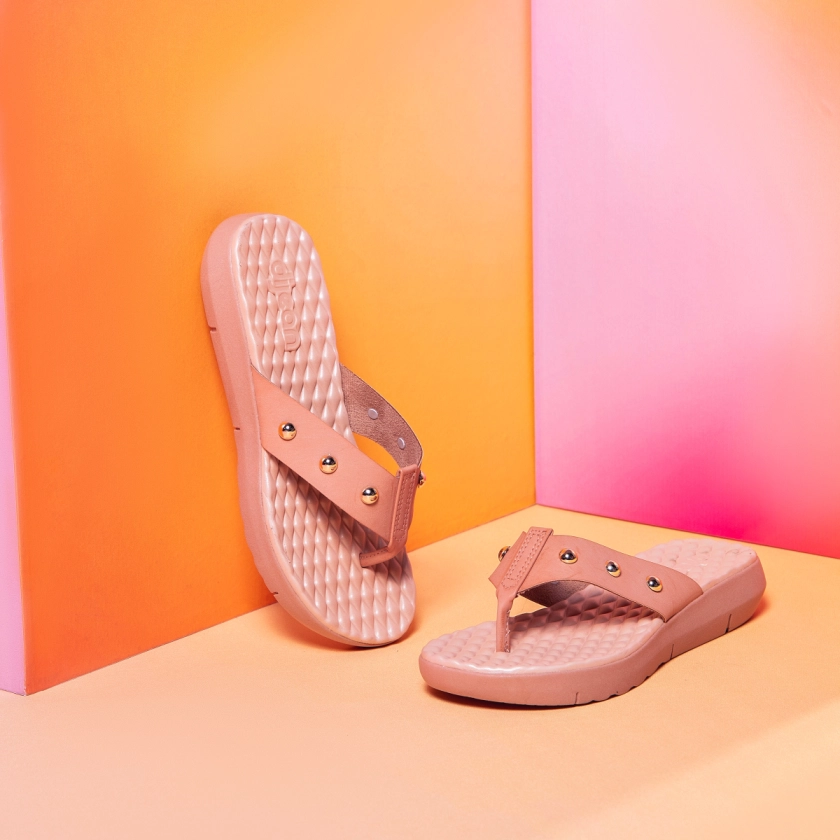 Na imagem, temos o Chinelo de Dedo Feminino Dijean na cor nude, com detalhes dourados. Este chinelo combina estilo e conforto, sendo ideal para uso diário. Feito com material de alta qualidade, ele possui uma palmilha texturizada que proporciona uma sensação agradável aos pés. Os detalhes dourados nas tiras conferem um toque sofisticado, tornando-o perfeito para diversas ocasiões, desde momentos casuais até situações que exigem um pouco mais de elegância.