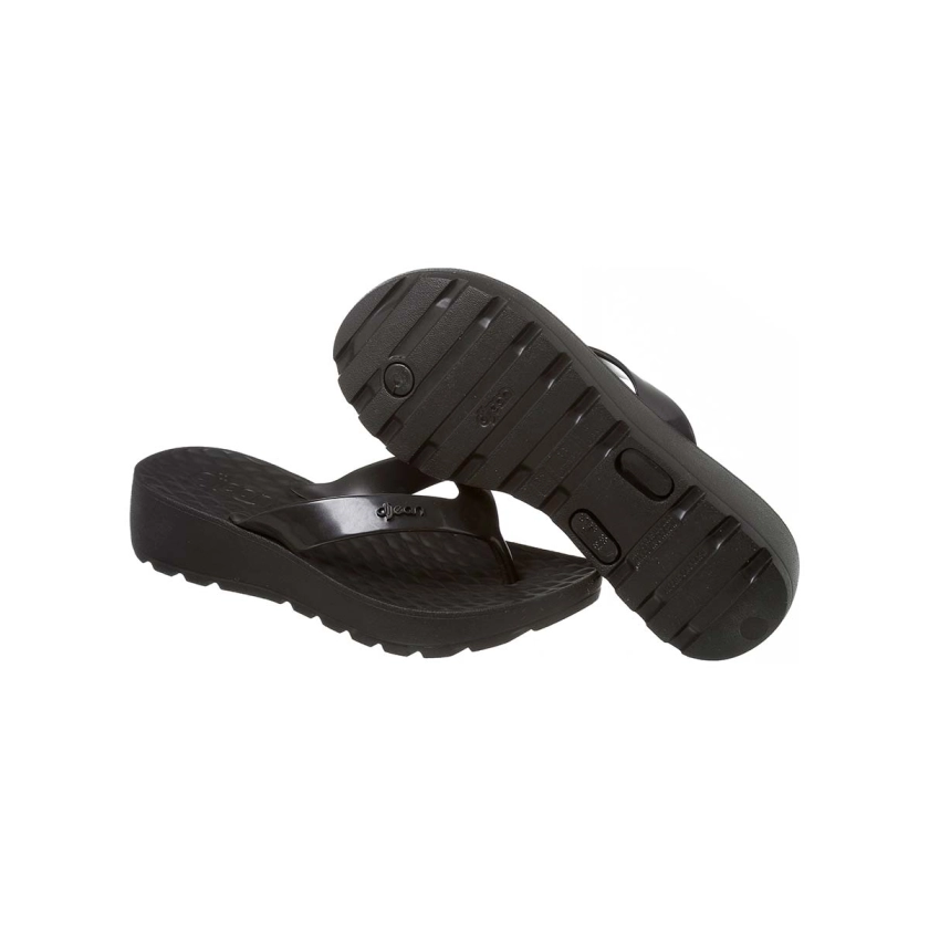 Na imagem temos um chinelo dijean feminino preto com salto de aproximadamente 4 cm. Conforto e estilo para os pés.
