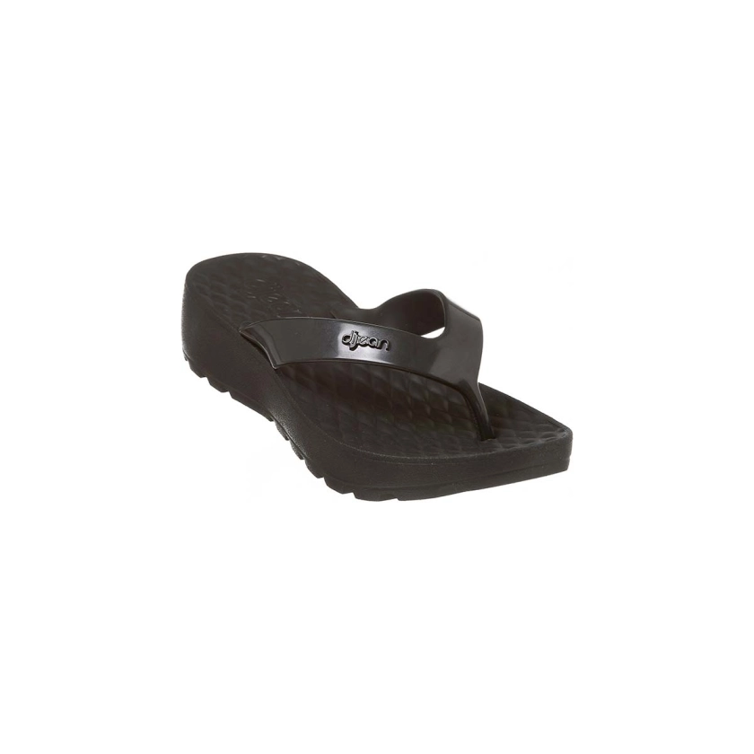 Na imagem temos um chinelo dijean feminino preto com salto de aproximadamente 4 cm. Conforto e estilo para os pés.