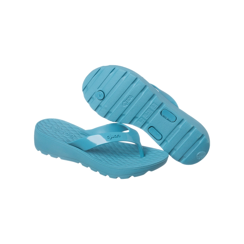 Na imagem temos um lindo chinelo feminino Dijean na cor azul, feito em EVA extremamente leve, macio e confortável para os pés.