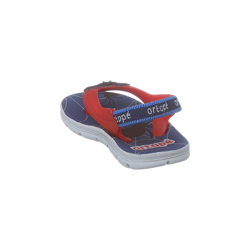 Na imagem temos um lindo chinelo de dedo infantil masculino Ortopé com detalhe de aranha nas cores vermelho e azul marinho. Elástico no calcanhar para prender o pezinho no calçado.