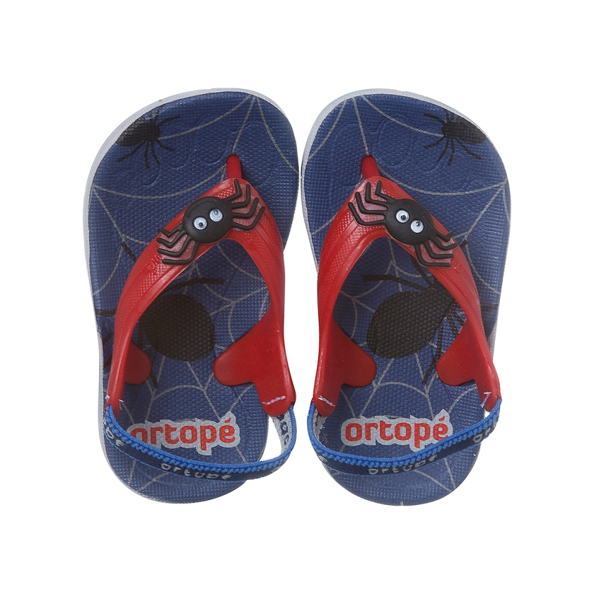 Na imagem temos um lindo chinelo de dedo infantil masculino Ortopé com detalhe de aranha nas cores vermelho e azul marinho. Elástico no calcanhar para prender o pezinho no calçado.