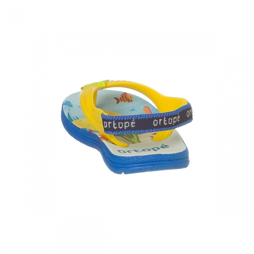 Na imagem, um Chinelo Ortopé Acqua para meninos, na cor Amarelo e Royal com estampa de submarino. Super lindo. 