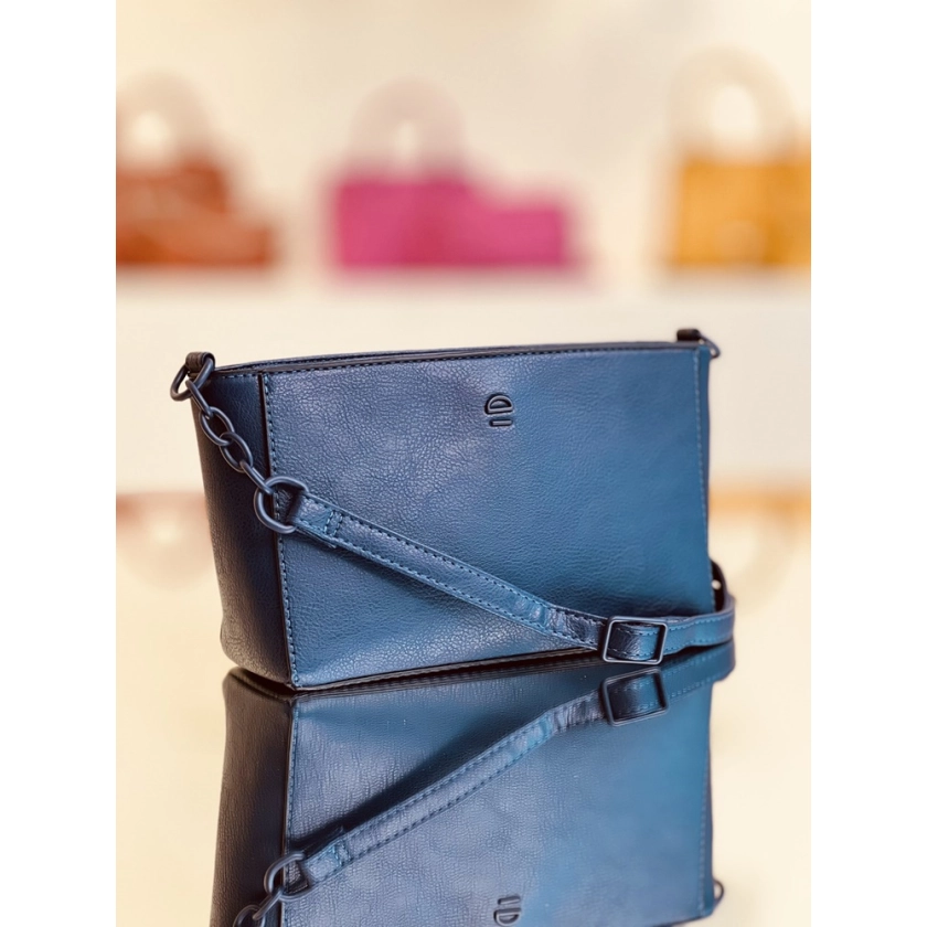 Mini Bolsa Feminina Rafitthy Azul com Alça Transversal: Estilo e praticidade em um design compacto. Com fecho de zíper e alça transversal ajustável, é perfeita para qualquer ocasião.