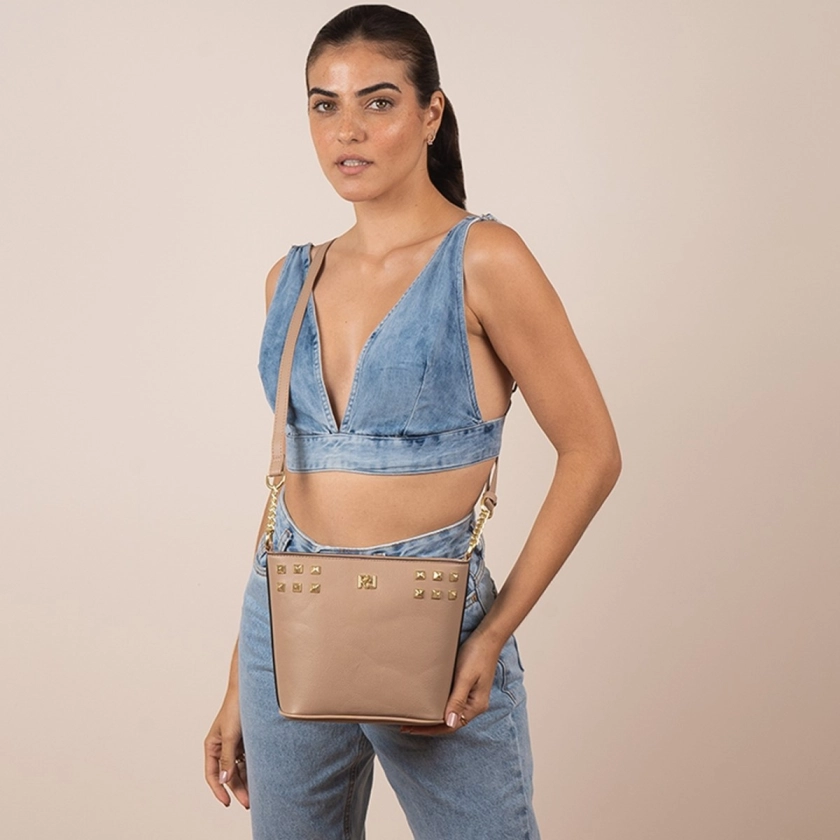 A mini bolsa feminina Rafitthy na cor belga com detalhes dourados é um acessório que transmite sofisticação e charme. Seu design compacto oferece praticidade sem perder o estilo, permitindo que você carregue seus itens essenciais com elegância. Os detalhes dourados adicionam um toque de luxo e elegância, destacando-se sutilmente contra a cor belga. Versátil e atemporal, esta mini bolsa é adequada para diversas ocasiões, desde eventos sociais até saídas casuais. Fabricada com a qualidade e o cuidado característicos da Rafitthy, esta bolsa é uma escolha refinada para mulheres que buscam sofisticação em seus acessórios.