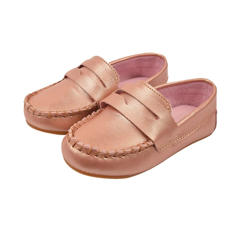 Na foto temos um lindo mocassim masculino super confortável na cor Ouro