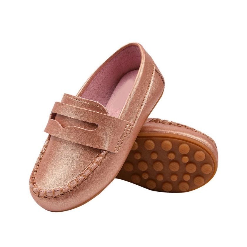 Na foto temos um lindo mocassim masculino super confortável na cor Ouro