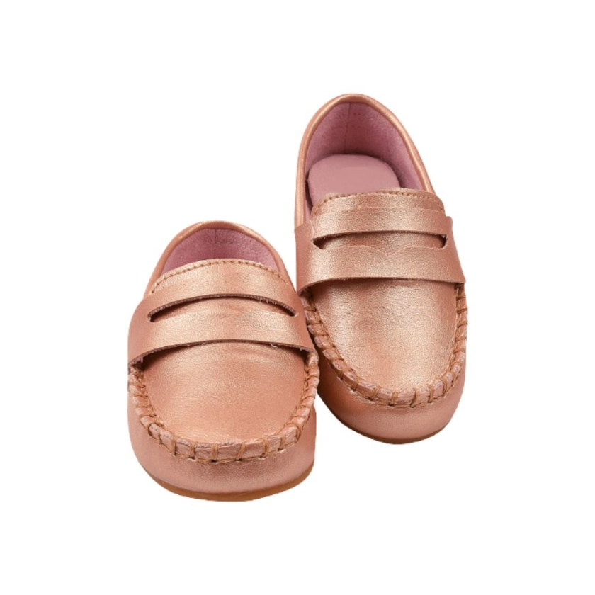 Na foto temos um lindo mocassim masculino super confortável na cor Ouro