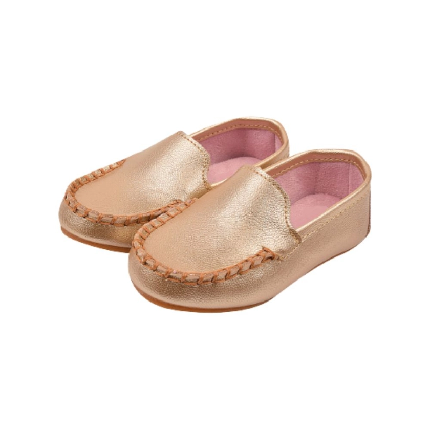 Na foto temos um lindo mocassim masculino super confortável na cor Dourada
