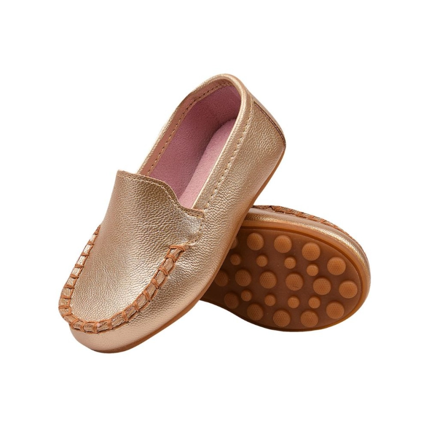 Na foto temos um lindo mocassim masculino super confortável na cor Dourada