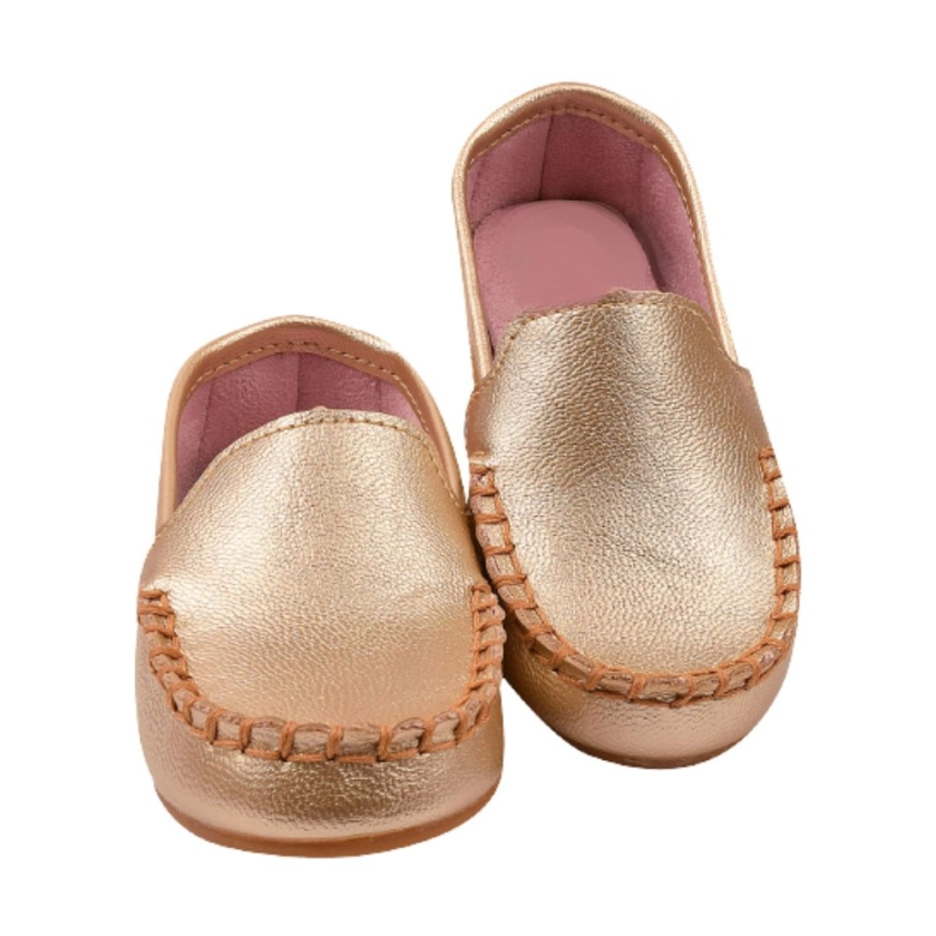 Na foto temos um lindo mocassim masculino super confortável na cor Dourada