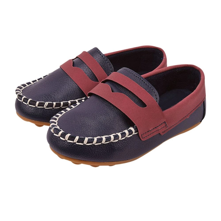 Na foto temos um lindo mocassim masculino super confortável na cor azul marinho