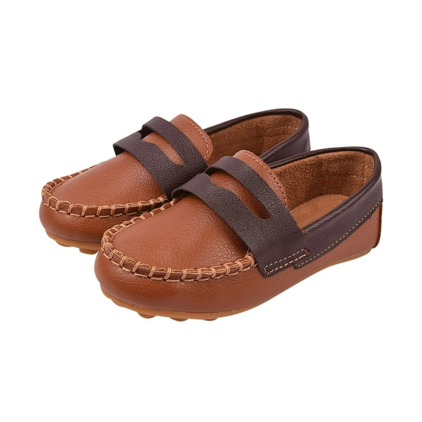 Na foto podemos ver um lindo mocassim masculino super confortável na cor caramelo 