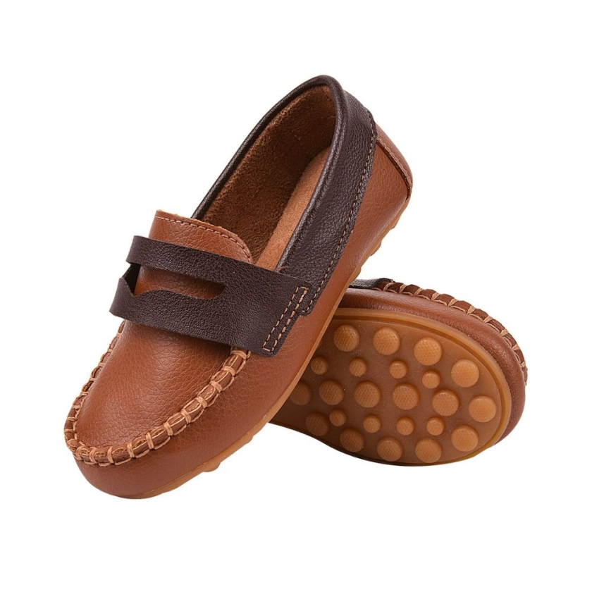 Na foto podemos ver um lindo mocassim masculino super confortável na cor caramelo 