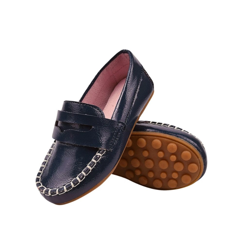 Na foto temos um lindo mocassim masculino super confortável na cor Verniz Azul Marinho
