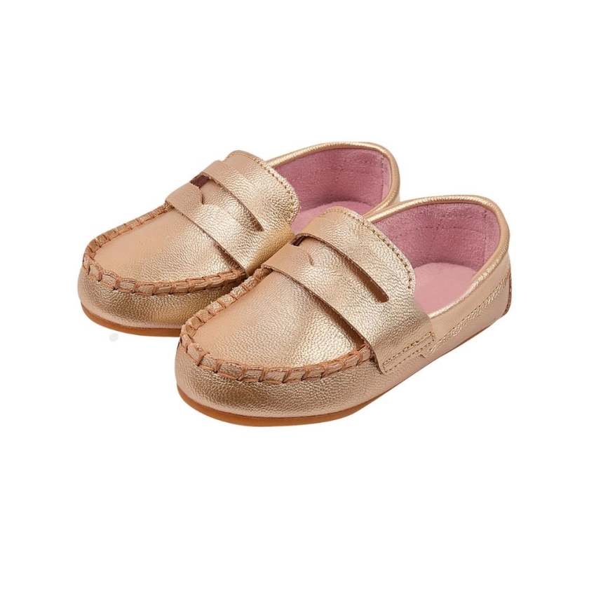 Na foto temos um lindo mocassim masculino super confortável na cor Verniz Dourada
