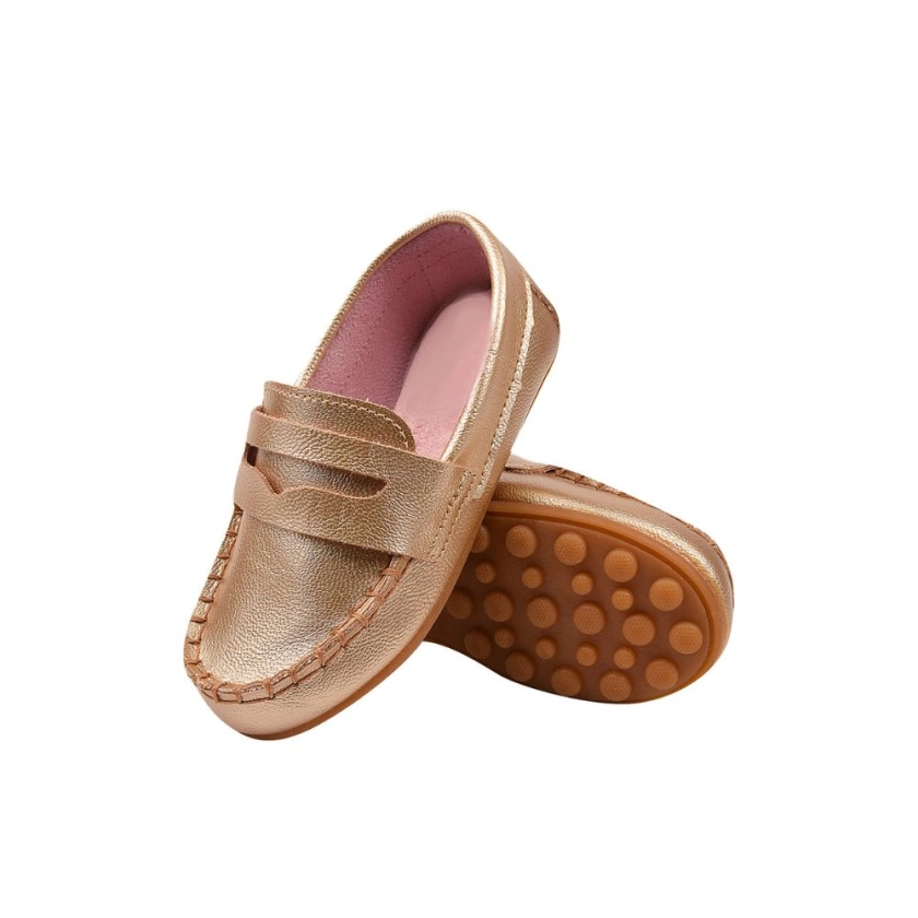 Na foto temos um lindo mocassim masculino super confortável na cor Verniz Dourada