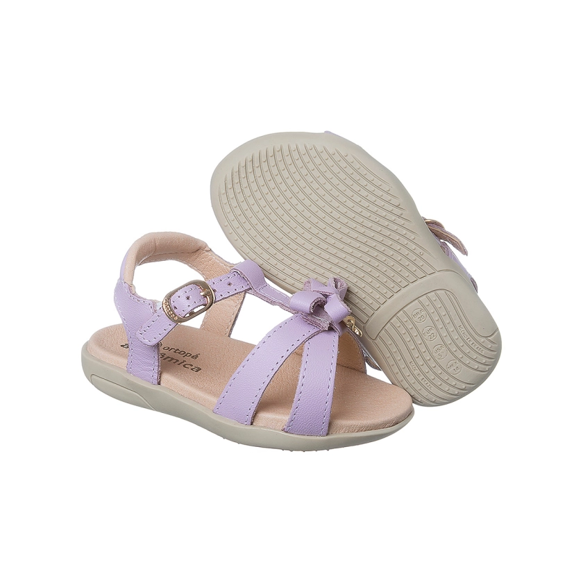 Na imagem temos uma linda sandália infantil feminina Ortopé feita em couro na cor lilás. Calce através de fivela com pino.