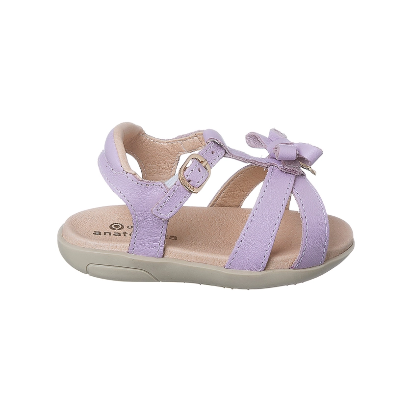 Na imagem temos uma linda sandália infantil feminina Ortopé feita em couro na cor lilás. Calce através de fivela com pino.